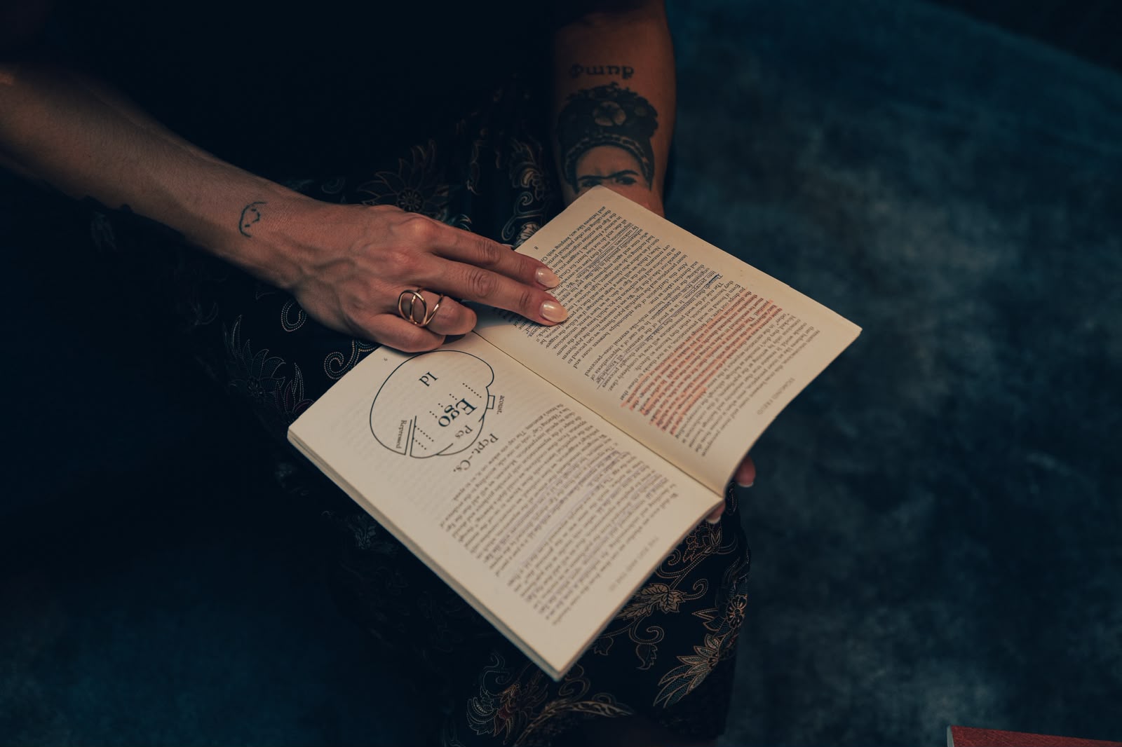 Mãos de Beatriz sobre um livro de psicanálise aberto